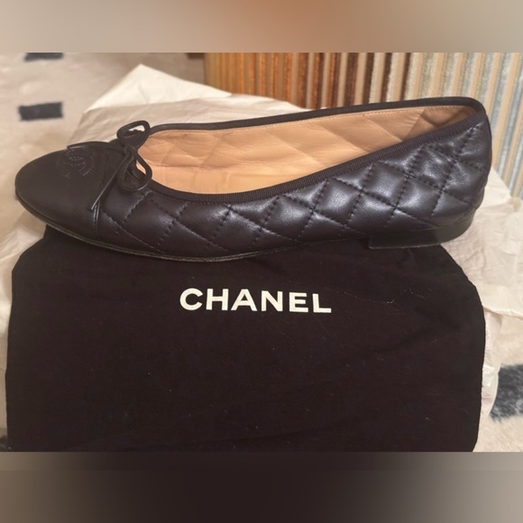CHANEL Shoes - Chanel Leather Quilted Ballet flats Sz 39=8 medium width. Excellent condition